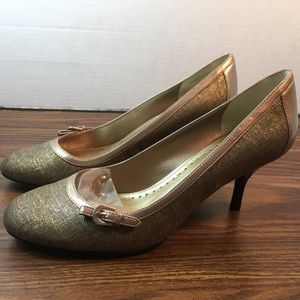 NWOT Bandolino Bariah Gold Skinny Heel Pump
